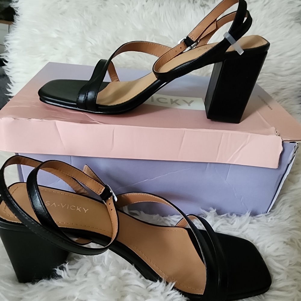 9W. NWT. Lisa Vicky Violet Black Sheep Nappa Strappy Heeled Sandals